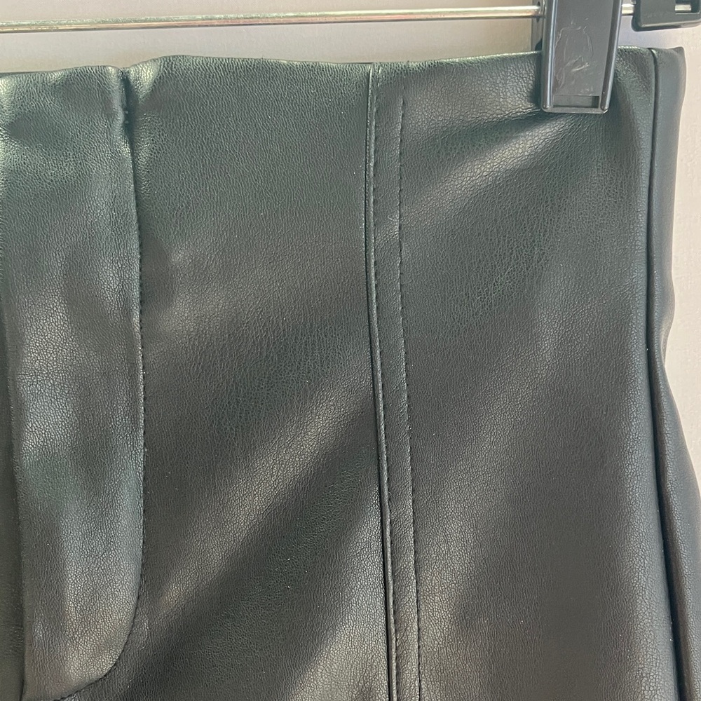 Elegant Black Women's Leather Skirt - Picture 2 of 5